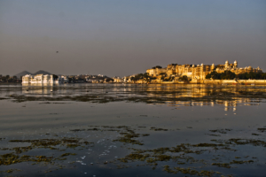 Rajasthan / Udaipur / Pichola-See mit Stadtpalast und Lake Palace Hotel