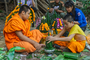Vientiane / Mönche bei der Zubereitung von Opfergaben im Wat Si Muang