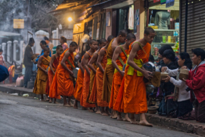 Luang Prabang / Buddhistische Mönche beim morgendlichen Rundgang