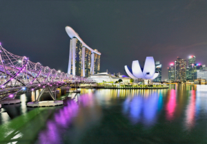 Helix Bridge mit Marina Bay Sands und ArtScience Museum