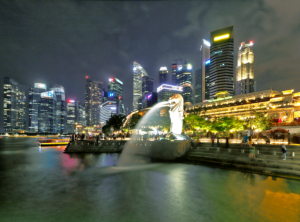 Merlion vor der Skyline von Downtown